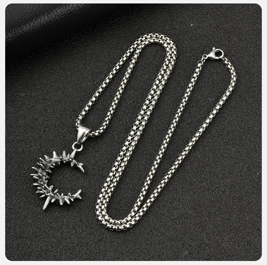 Vnox Spine Moon Anhänger-Halskette für Männer, Edelstahl-Halskette mit gotischem Spitzhalbmond, Hip-Hop-Punk-Schmuck, Geschenk für Geburtstagsfeiern – Detail 5