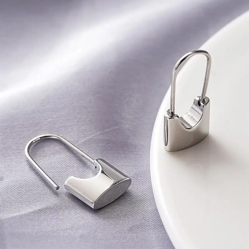 Huitan Creolen aus Edelstahl in Schlossform für Damen, modisches Design, Accessoires für Party, Alltag, vielseitiger, besonderer Schmuck
