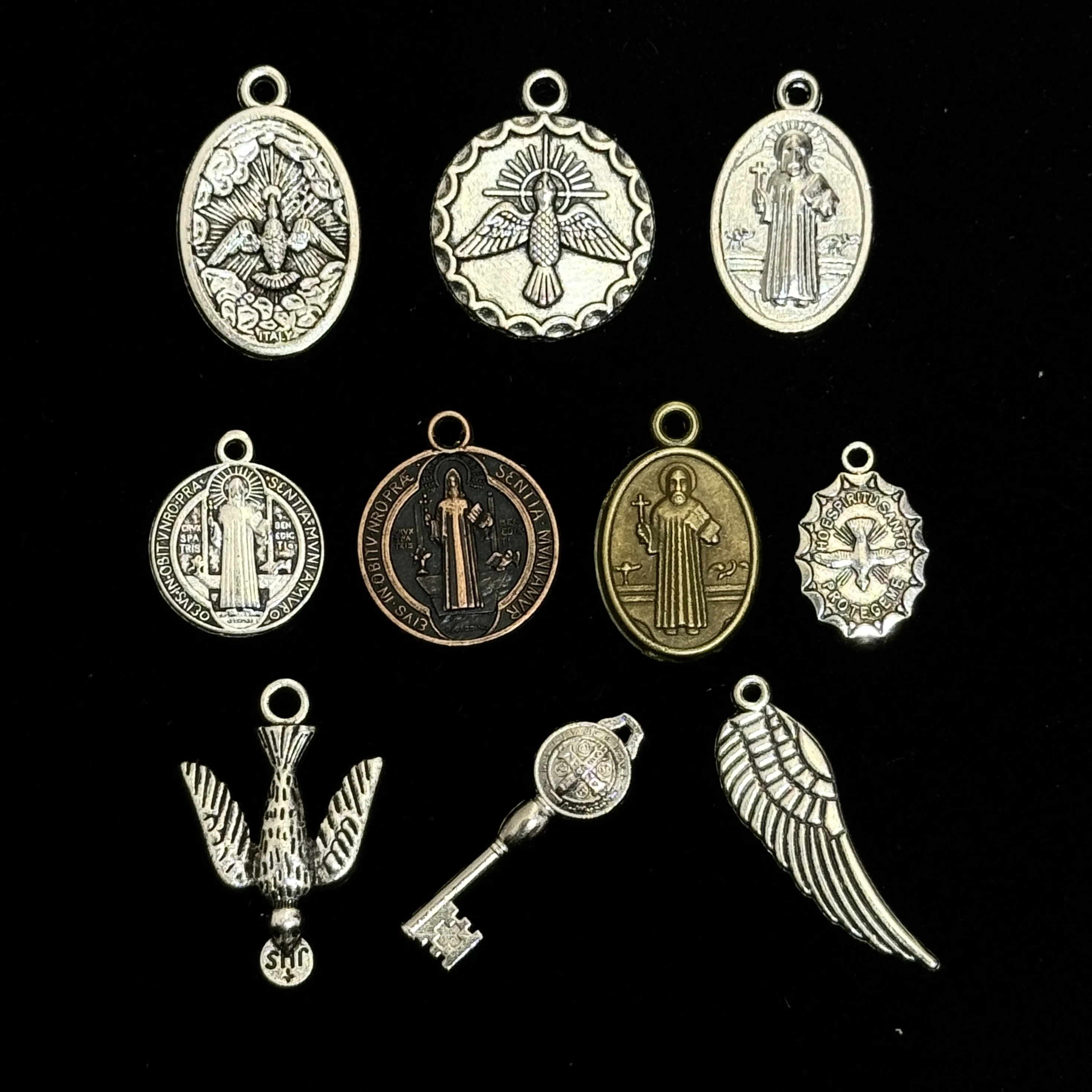 10 piezas de dijes de medalla católica de Santos, palomas del Espíritu Santo y colgantes de San Benito para joyería de rosario DIY, un estilo por paquete