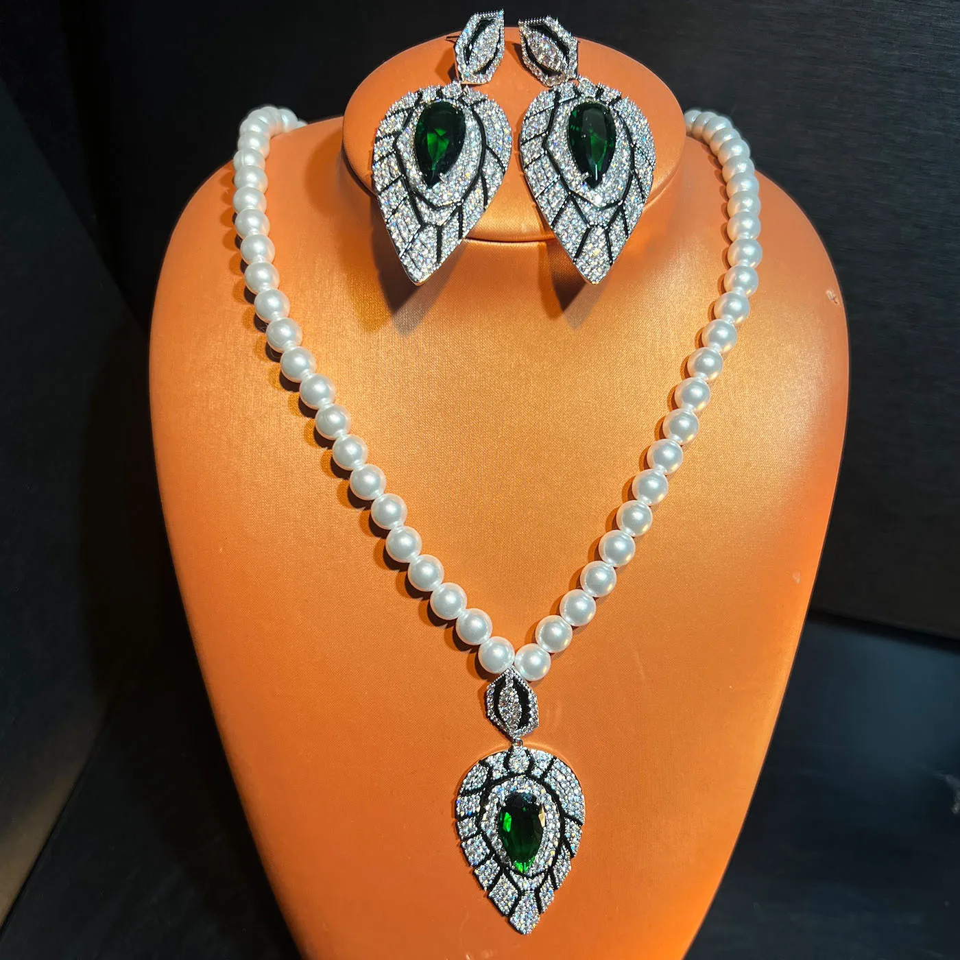 

Women Emerald Leaf Zircon Geometric Ins Jewelry Set - Necklace And Earrings for Women Fashion Accessory