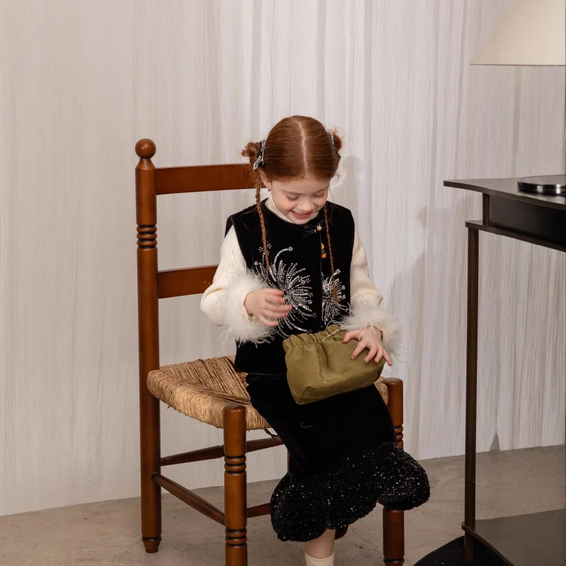 

Girls' Autumn and Winter New Black Velvet Sequin Vest Ostrich Feather Top Skirt Three-Piece Set