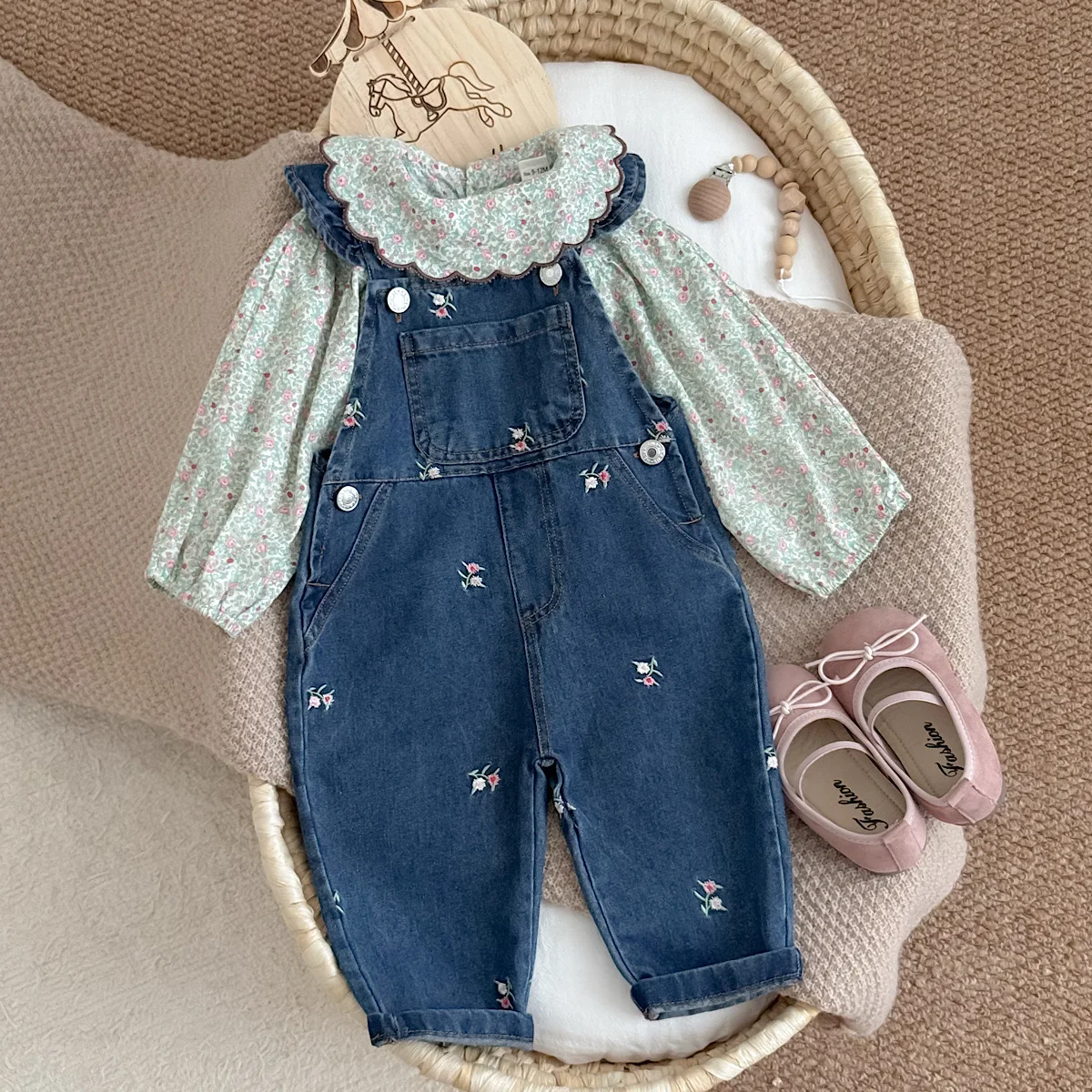 Blumenmuster-Blusenset mit Rüschenkragen für Babymädchen, 2-teiliges Outfit mit Jeans-Overall und Blumenstickerei für Kleinkinder – Detail 1