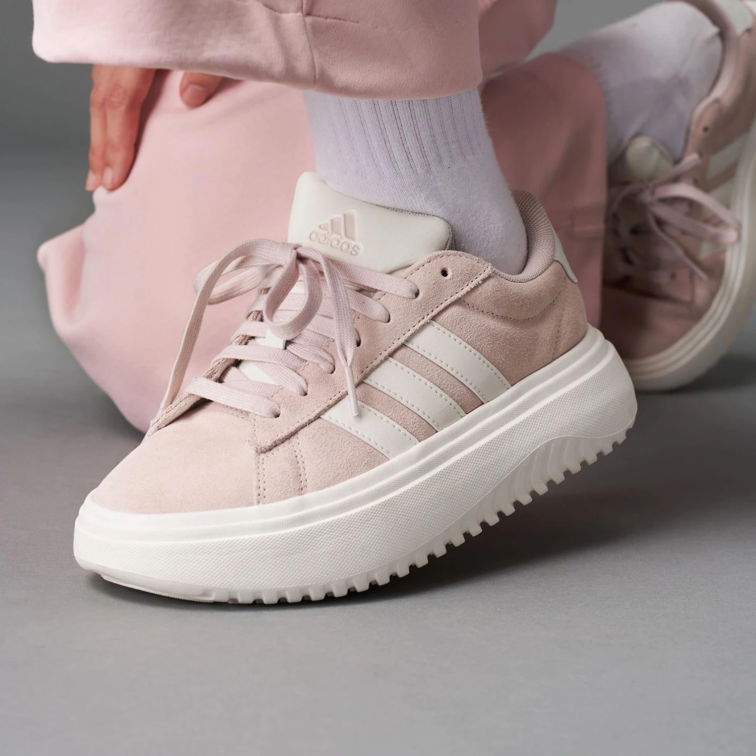 

Оригинальные женские спортивные туфли Adidas GRAND COURT для тенниса на толстой подошве JR0701