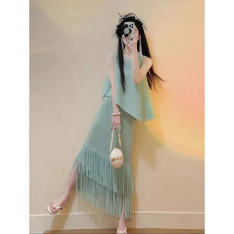 

Solid Colour Pleated Women's Suit Casual Round Neck Sleeveless Top High Waist Half Body Skirt Two Piece Miyake 2025 Summer New