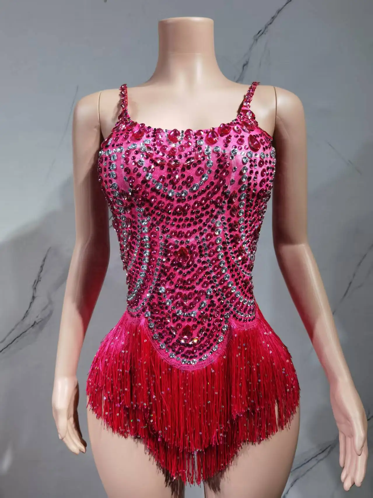 Der Stern singt mit der gleichen blauen Quaste, einem strahlend weißen und wilden Tanzmusikfestival-Kostüm