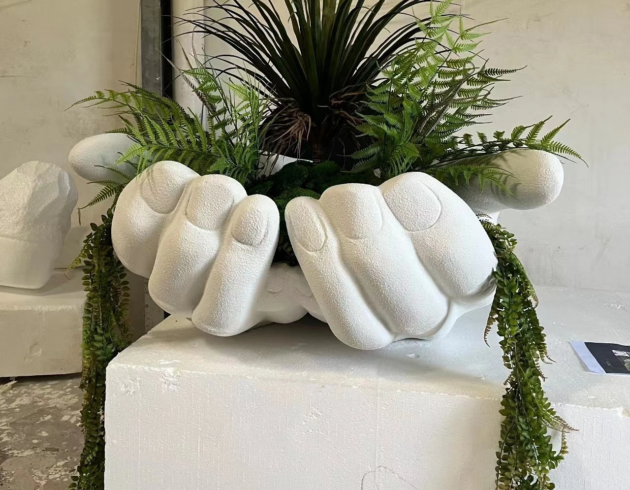 Simulation hand stone paint sculpture sand table green plant shopping mall lobby plant window landscaping decoration