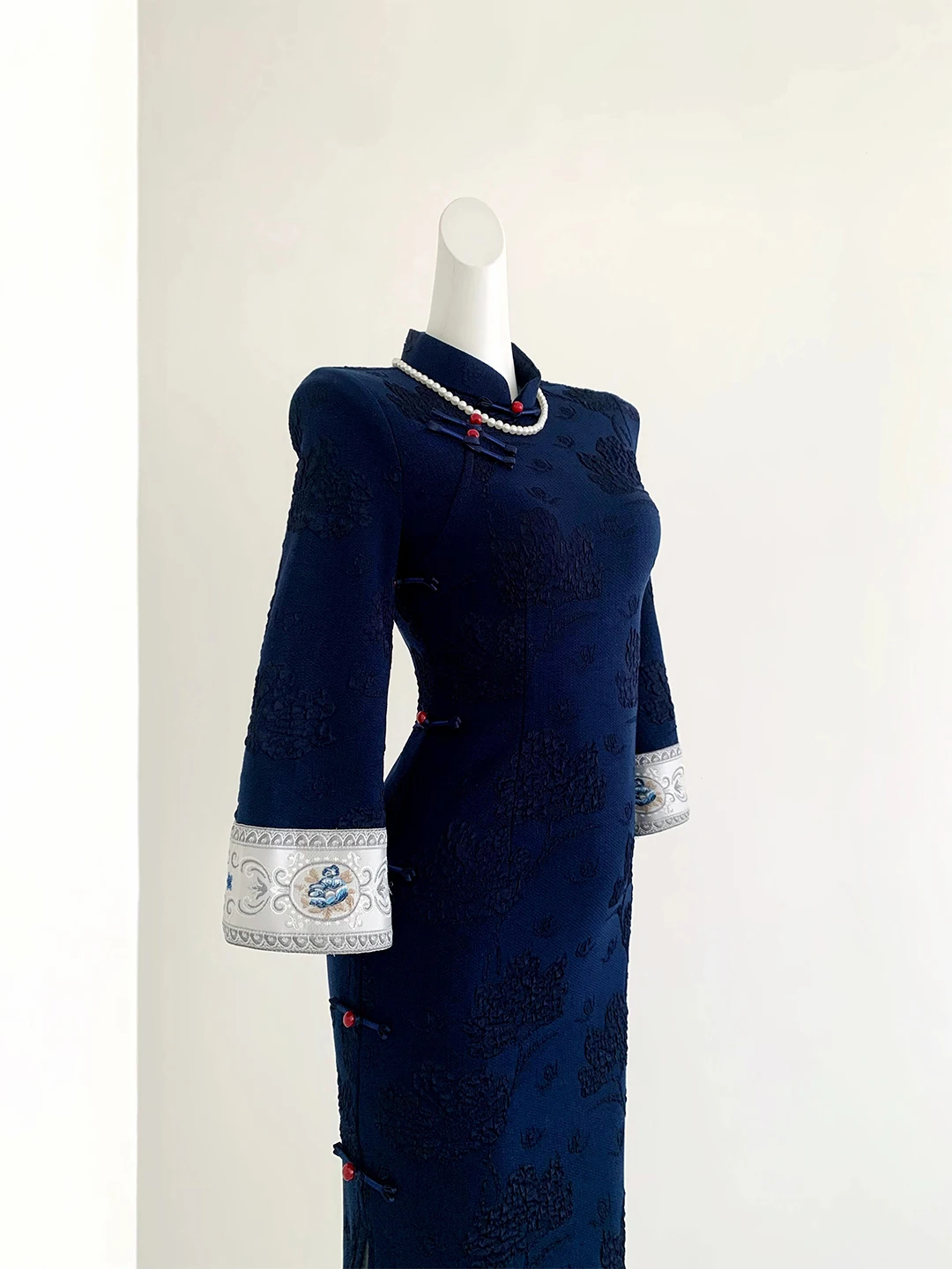 

Lanmu: Новое осенне-зимнее женское платье в стиле ретро с длинным рукавом, приталенное, в горошек, для молодых китайских женщин