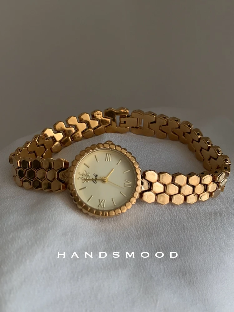 ساعة نسائية أنيقة بحزام على شكل قرص العسل، تصميم أنيق وفاخر ومتطور. مجموعة راقية من الساعات النسائية. #1
