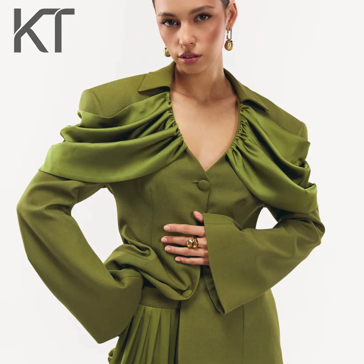 

Элегантный женский блейзер KT с драпировкой на плечах, отложным воротником, V-образным вырезом, расклешенными рукавами и атласными вставками для офиса и торжественных мероприятий