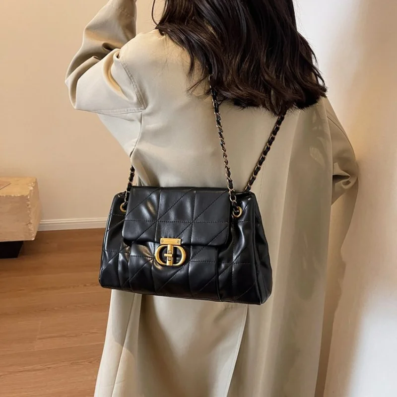 

Ladies Tote Bag Crafted From Fine Leather Featuring Trendy Commuter Design And Paris Casual Look​