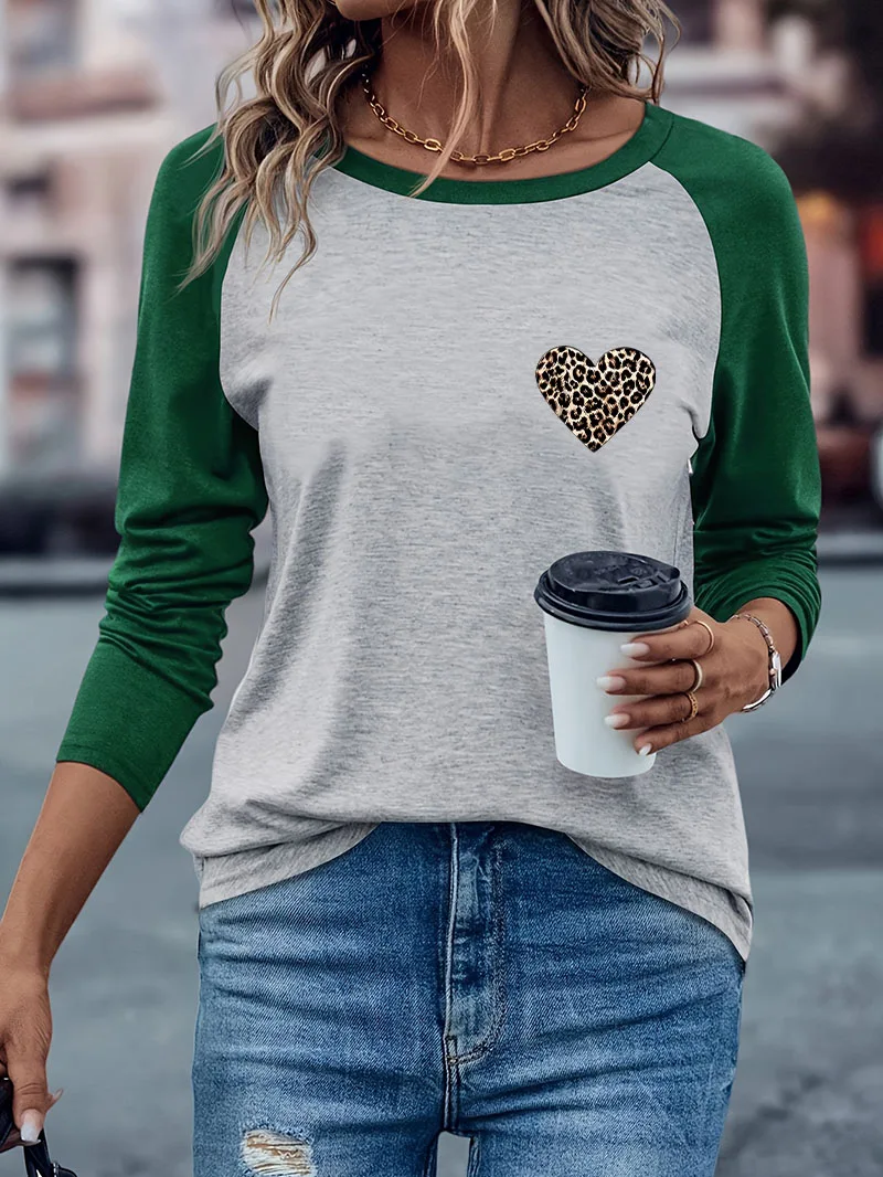 Lässiges T-Shirt mit Herz-Print, Modisches Tee für Herbst und Winter, Grafisches Langarm-T-Shirt, Bequemes T-Shirt für Damen