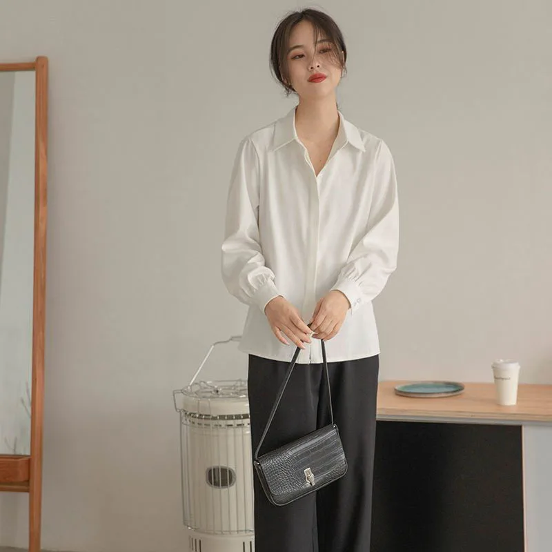 เสื้อชีฟองสีขาวสำหรับผู้หญิง สไตล์ใหม่ ฤดูใบไม้ผลิ 2026 ดีไซน์หรูหรา เหมาะสำหรับทำงาน ใส่ทำงานได้ ดูดี มีระดับ เสื้อคลุมแบบเรียบง่าย สบายๆ