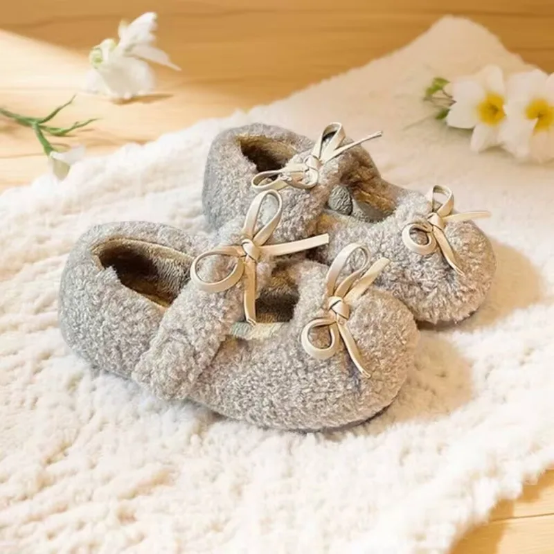 

2025 г., новая зимняя детская обувь для девочек, плюшевая детская обувь с милым бантом и низким берцем, бархатная повседневная обувь принцессы