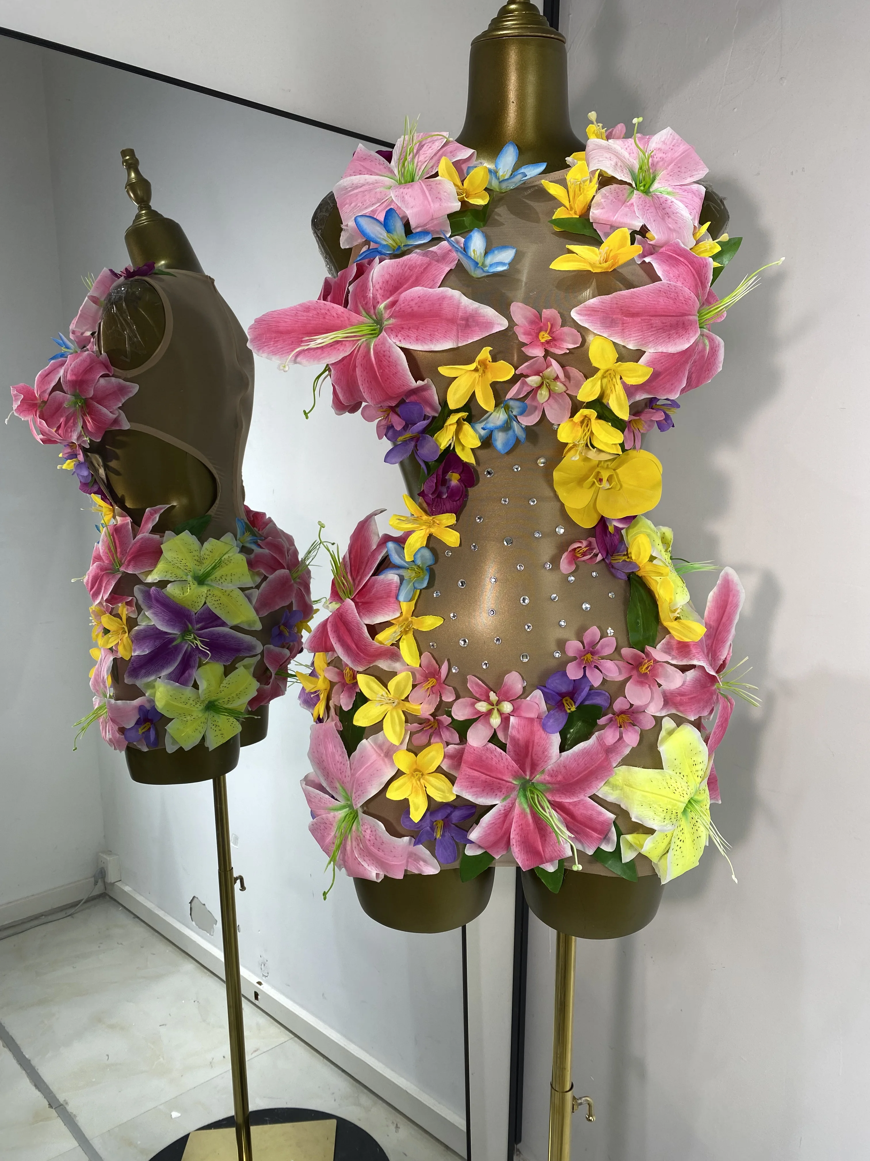 ชุดเดรสสั้นรัดรูปสำหรับถ่ายภาพผู้หญิง ประดับดอกไม้ คริสตัล ผ้าตาข่ายโปร่งแสง ตัดเว้าช่วงเอว เหมาะสำหรับงานวันเกิด งานเลี้ยง