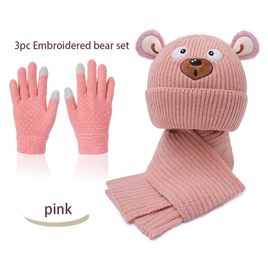 

Милые шапки с вышивкой маленького медвежонка, шарфы, перчатки, утепленные зимние теплые костюмы, шарфы для девочек и мальчиков.