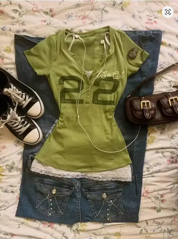 Retro Y2K Damen So Cal 22 Grafik-T-Shirt Henley V-Ausschnitt Slim Kurzarm Olivgrün Ästhetisches Sommer-T-Shirt