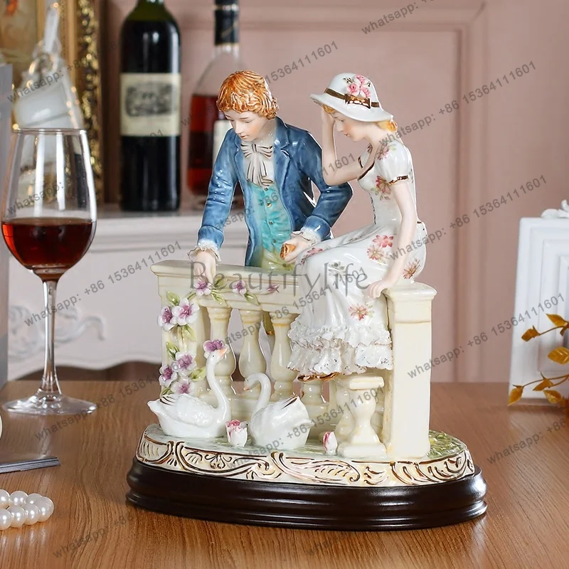 European Western characters couple swan pendulum ceramic living room room decoration luxury gifts high-end