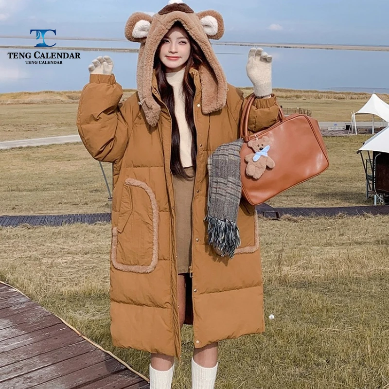 Piumino con cappuccio con stampa orso color caffè, giacca calda giocosa che riduce l'età con giunture di media lunghezza, nuovo stile invernale 2025 da donna