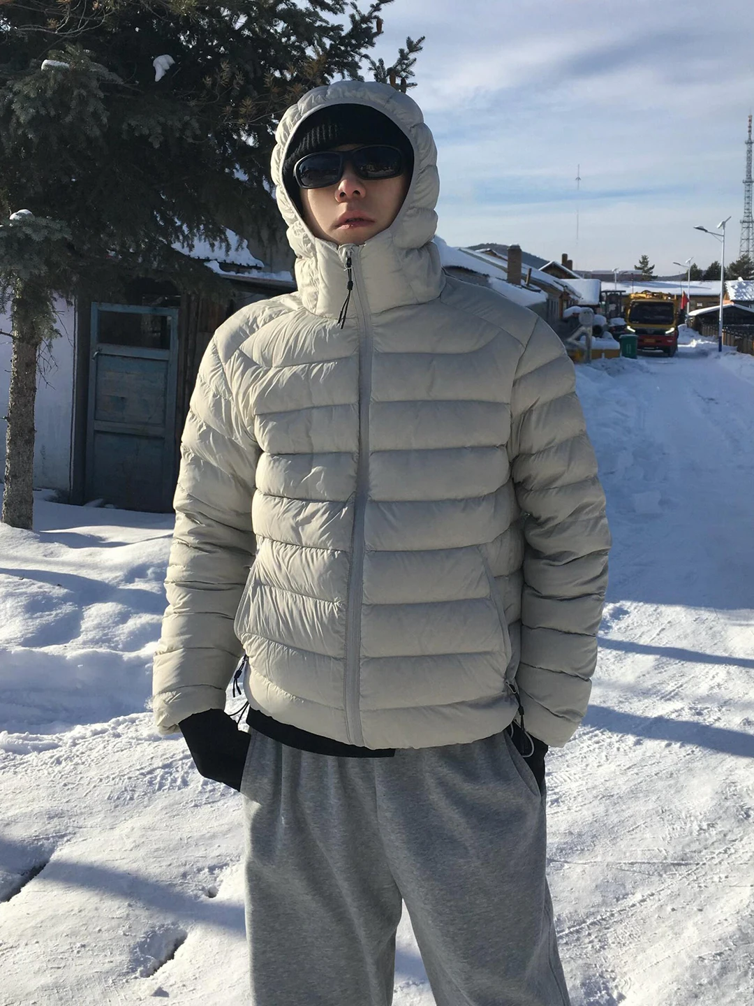 

Мужская легкая пуховая куртка для зимнего активного отдыха, горнолыжная, с капюшоном, ребристым дизайном, ветрозащитная, с эластичными вставками, белая, с наполнителем из пуха.