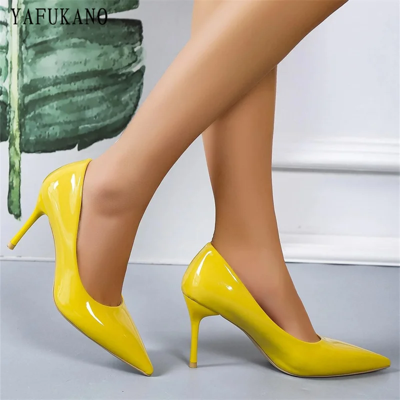 Plus Size décolleté da donna moda Sexy tacchi alti in pelle verniciata giallo nero bianco scarpe da sposa per feste Lady Stiletto Pumps 2024