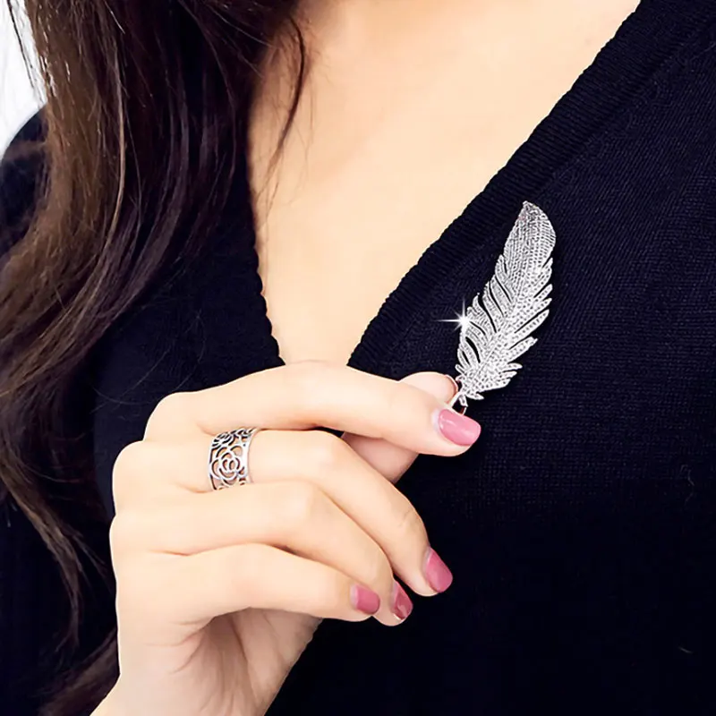 Luxury Gold Color Crystal Feather Brooches For Women Rhinestone Alloy Plant Brooch Lady Party Safety Pins Jewelry Gift