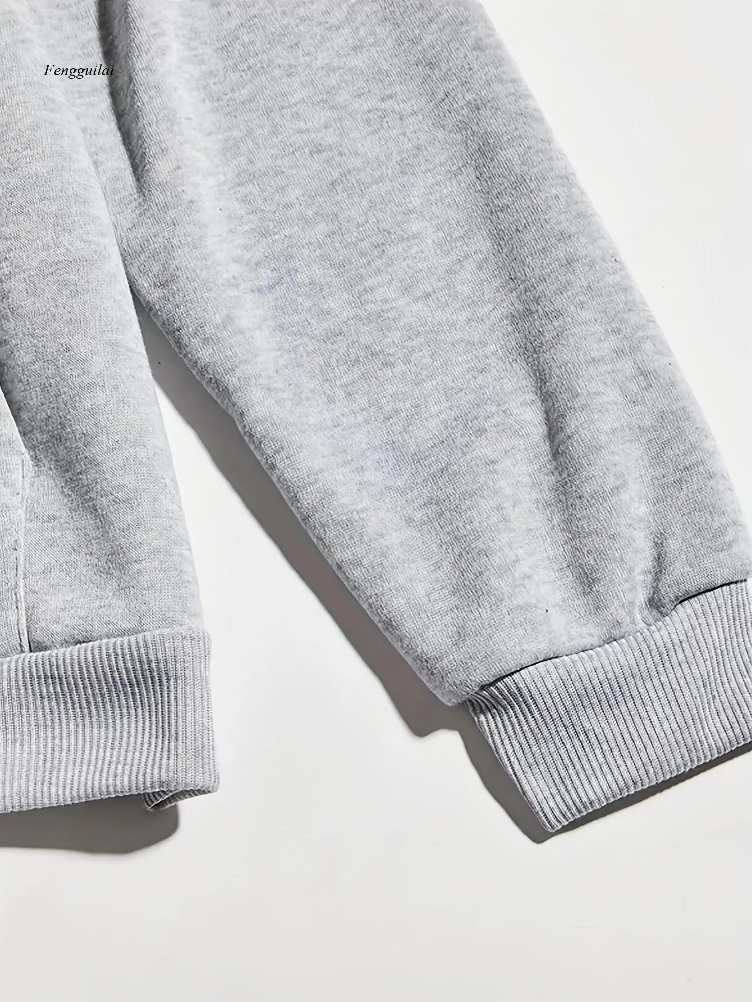 Veste à capuche confortable à manches longues doublée de polaire avec motif Q Heart |   Détail de fermeture éclair décontracté, parfait pour toutes les saisons