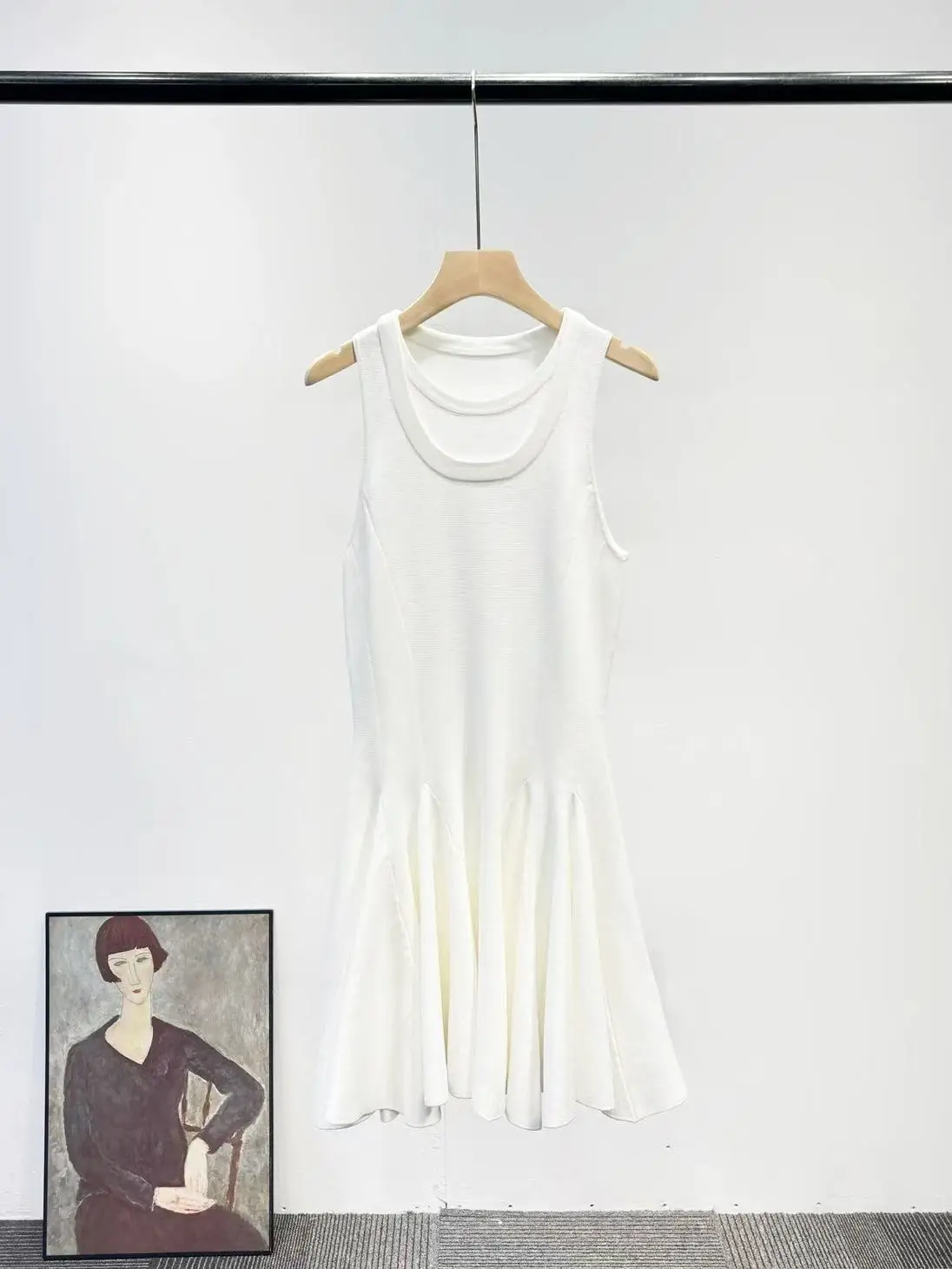 ชุดเดรสทรงเอ เรียบหรู อ่อนเยาว์ และกระชับสัดส่วน มันมีดีไซน์แขนกุดจับจีบหางปลา