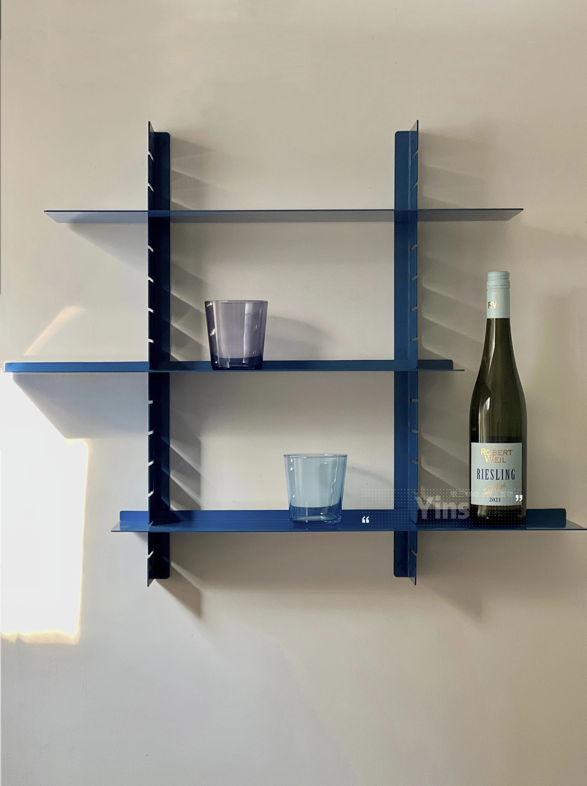 

Color free moving shelves