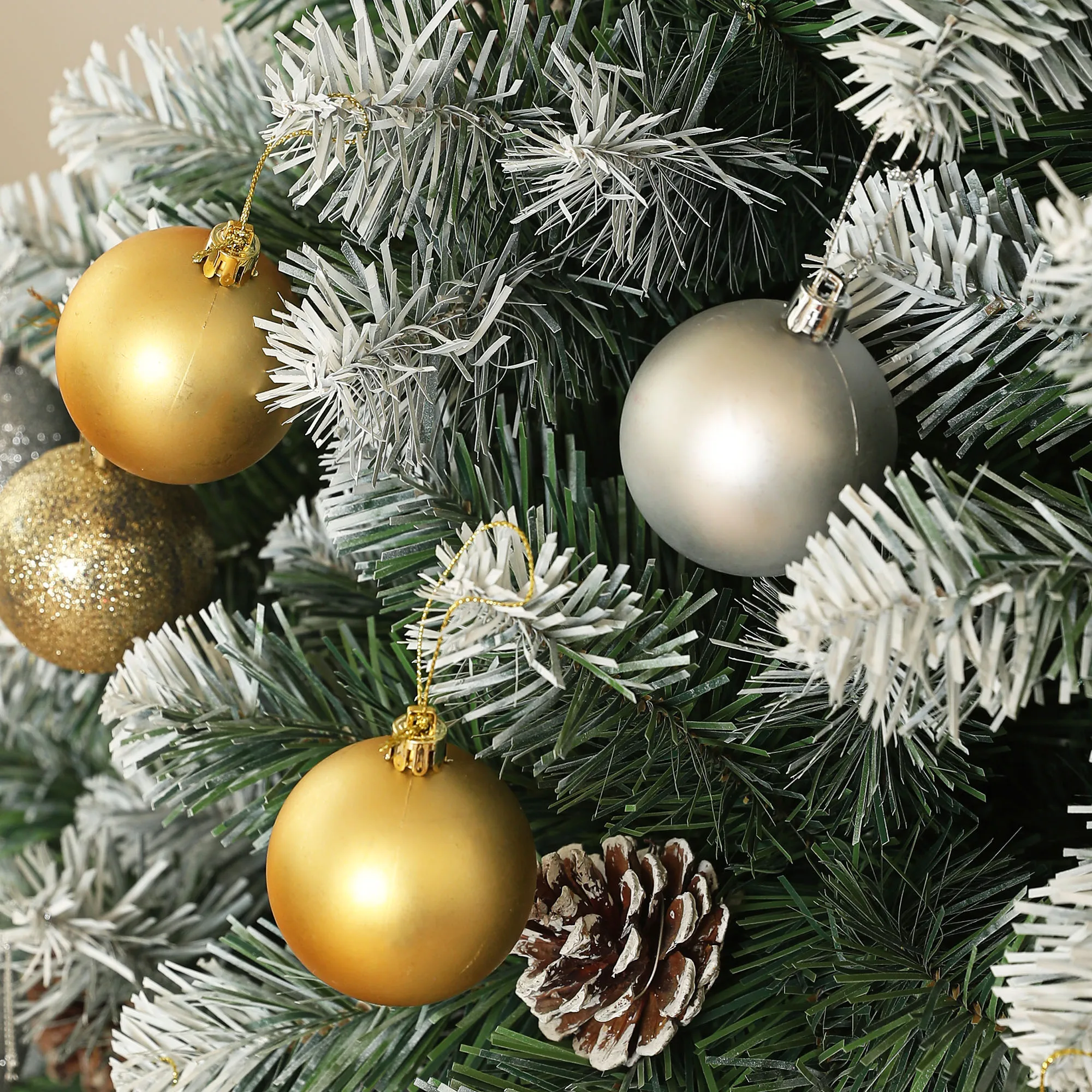 شجرة عيد الميلاد من الصنوبر الاصطناعي بطول 7 أقدام من HOMCOM مع أكواز الصنوبر وقاعدة فولاذية