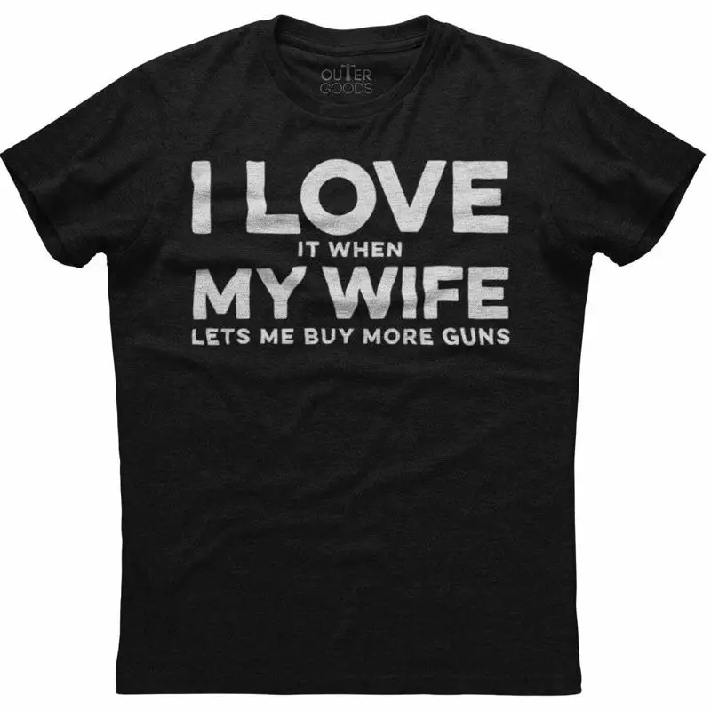 أنا أحب ذلك عندما تسمح لي زوجتي شراء المزيد من البنادق مضحك الرجال تي شيرت أسود جديد #1