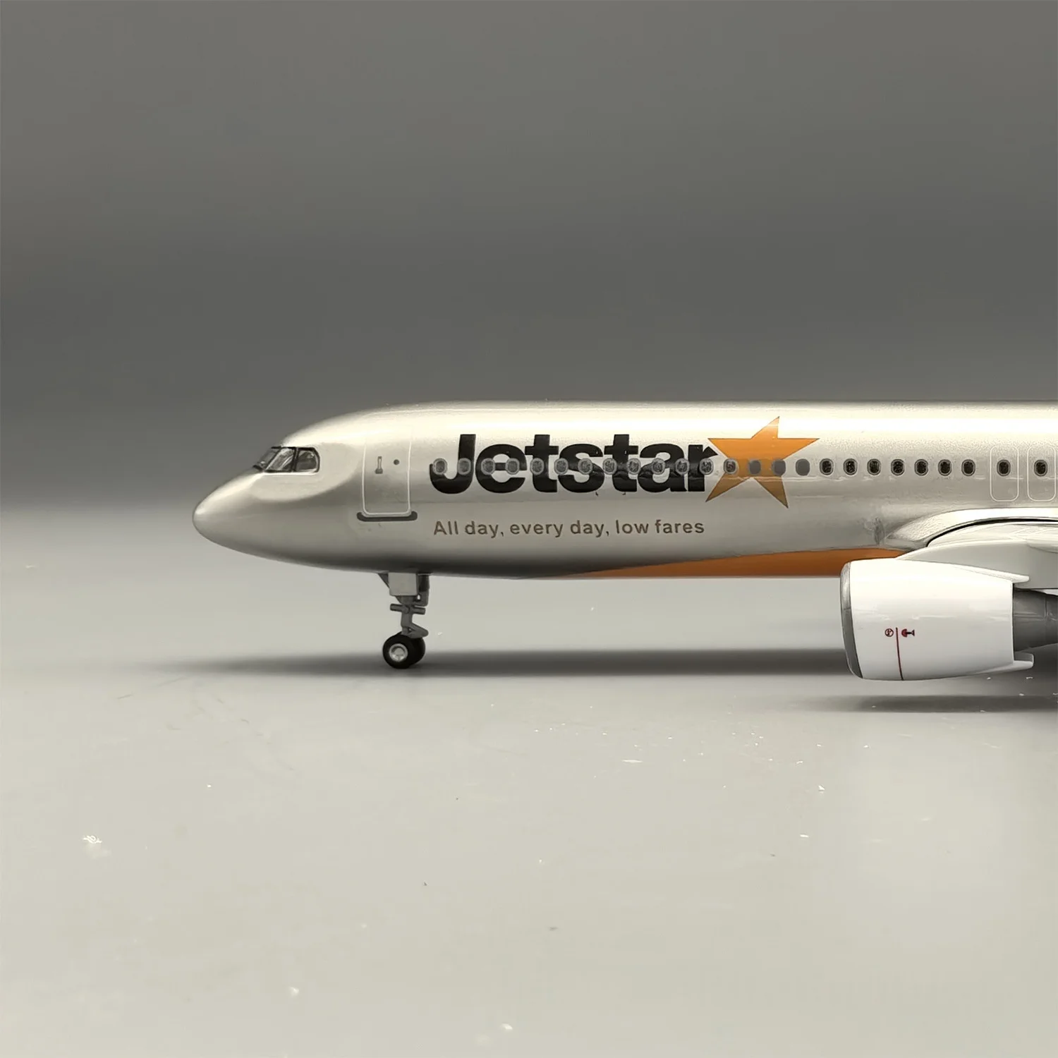 A321 NEO Jetstar Airways 1/100 Scale Airplanes 47cm 321 Aircraft Model with Landing Gear and Light Resin Die-cast Souvenir Plane view 4