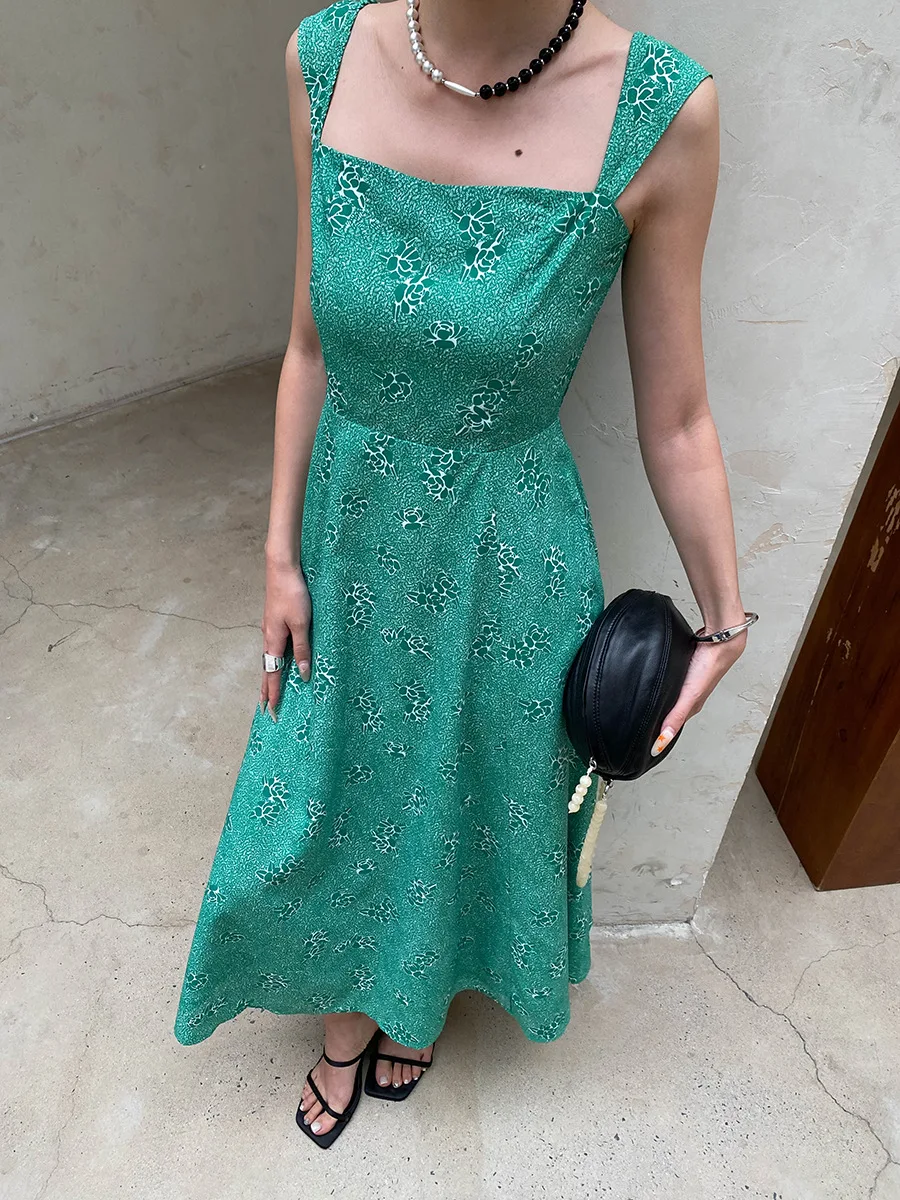 Sommerliches Damenkleid im französischen Retro-Stil mit eckigem Ausschnitt, tailliertem Schnitt und schlank machendem Blumenmuster. – Detail 4