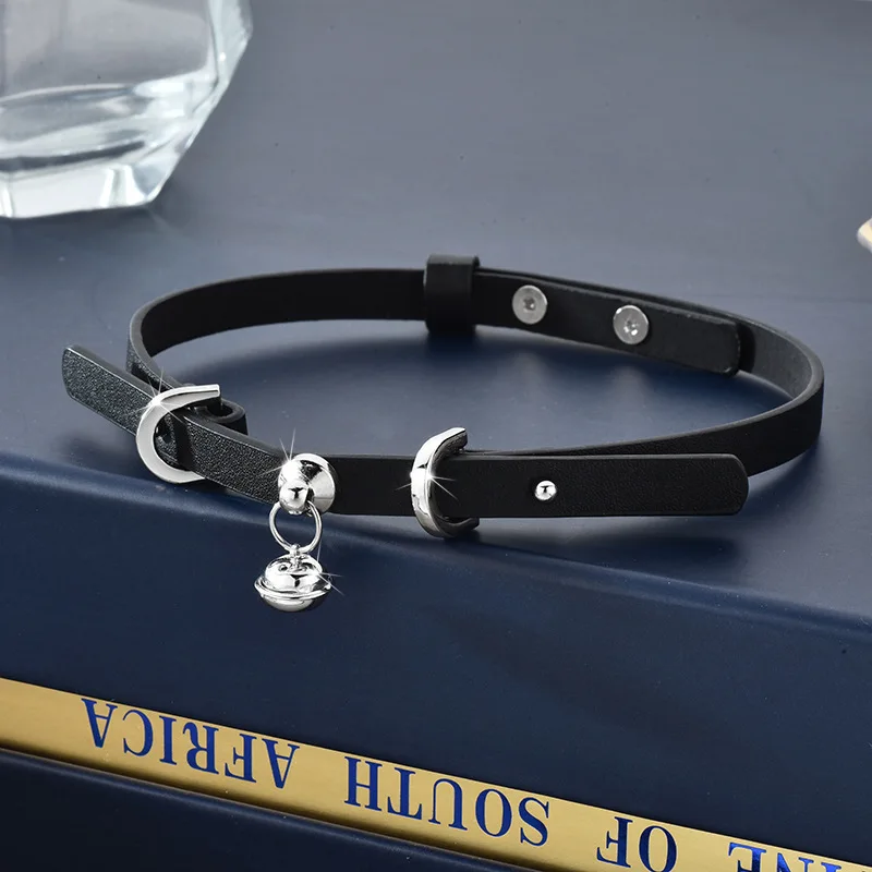 ファッショナブルなオーダーメイド鎖骨チェーンネックストラップ、リバースループダブルイヤークロック本革首輪、興味深いレザーベルト