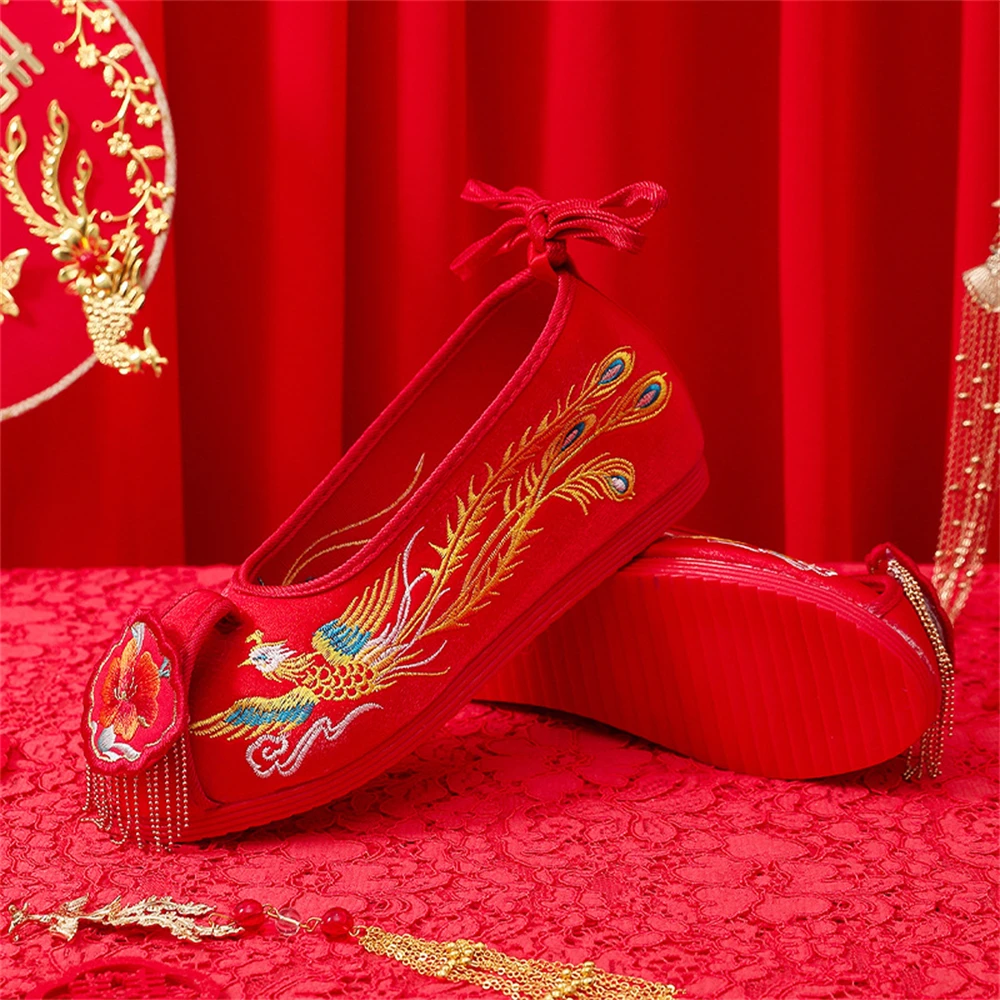 Sapato hanfu bordado com borla vermelha para mulheres, sapatilhas retrô de sola macia, salto escondido, estilo chinês antigo, presente de casamento nupcial, 1 par