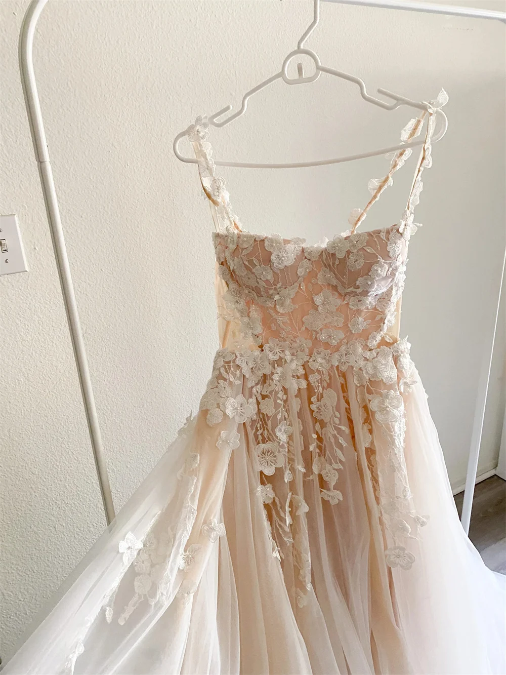 طوكيو مخصص الأبيض الأزهار الأشرطة فساتين الزفاف بلا أكمام عودة الدانتيل متابعة فستان زفاف 2025 ذيل محكمة ألف خط ثوب زفاف