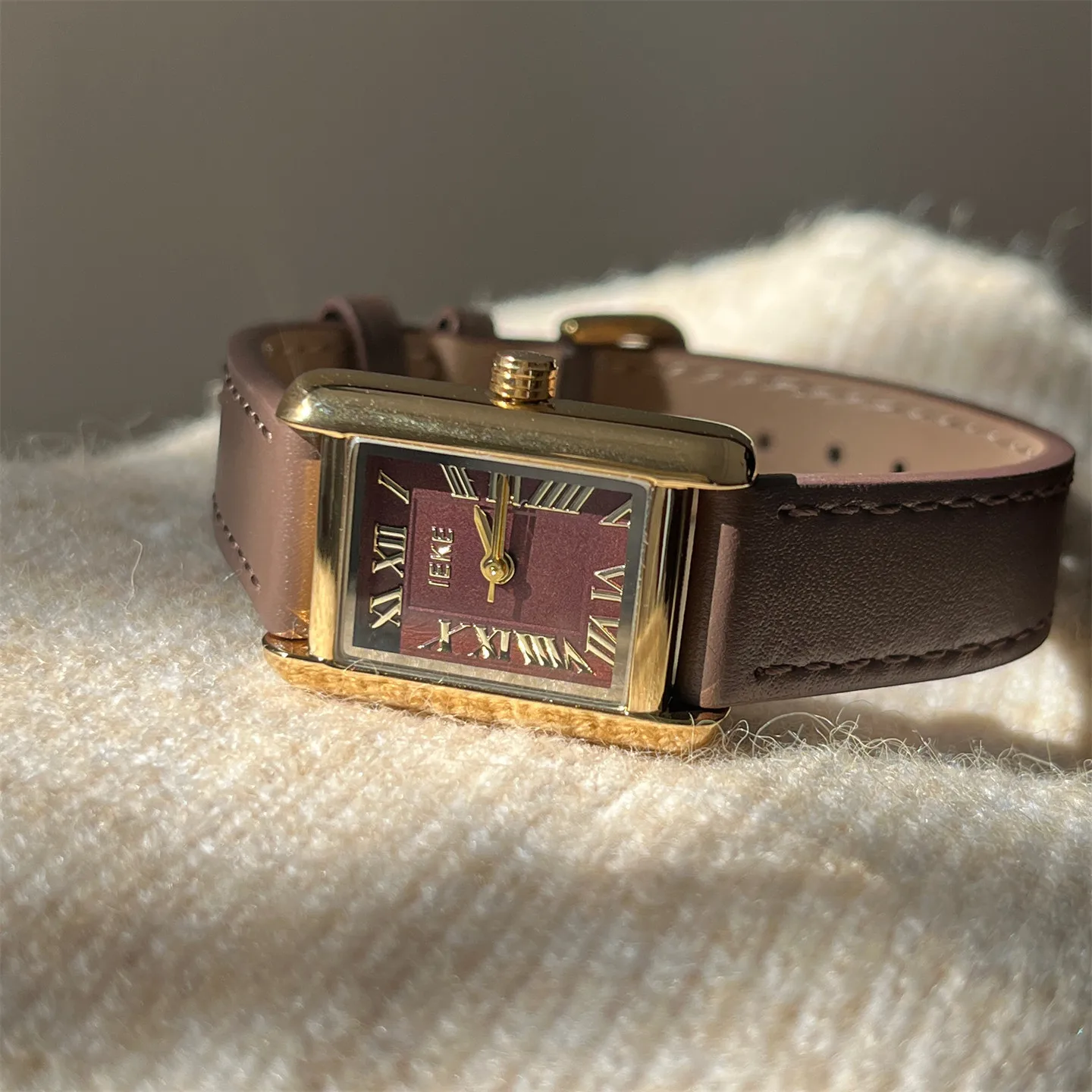 New Korean-Style Retro Small Square Watch For Women, Student Design, Light Luxury Ladies' Watch, A Practical Gift For Women.