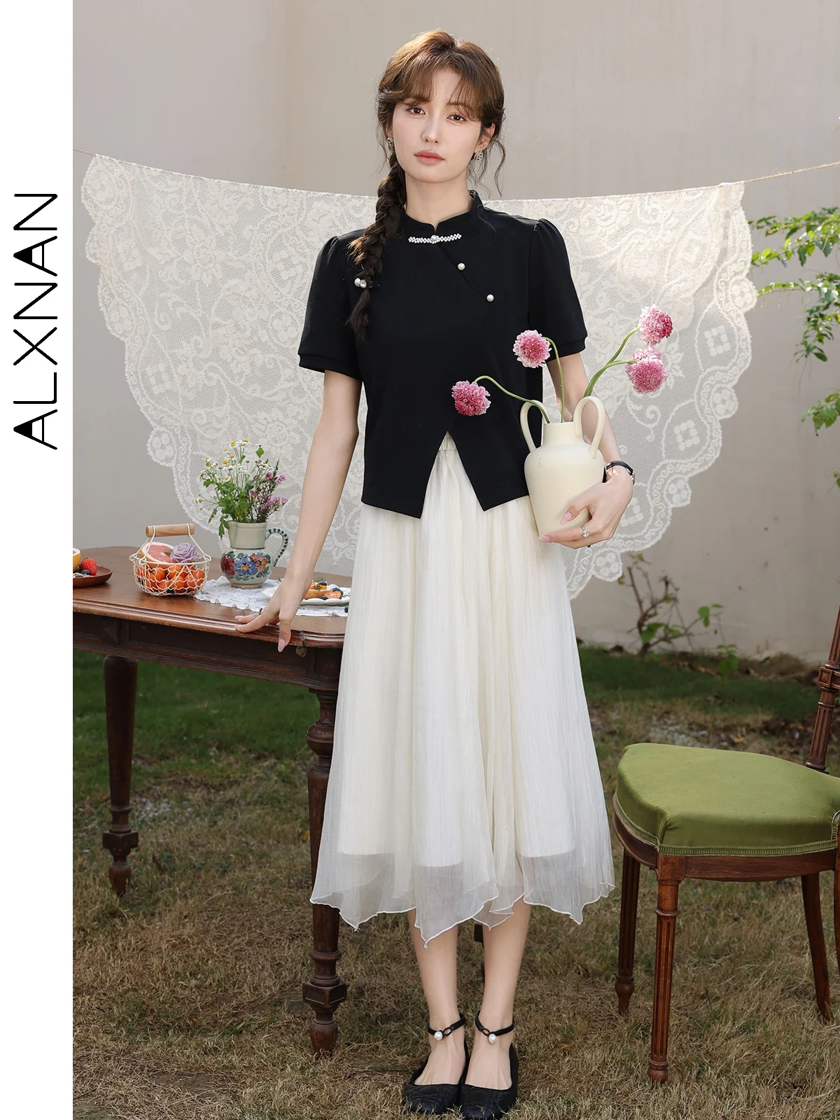 

ALXNAN Black Stand Collar T-shirts Women 2024 New Short Sleeve Tees Female Chinese Style Summer Split Beading Button Tops L33862