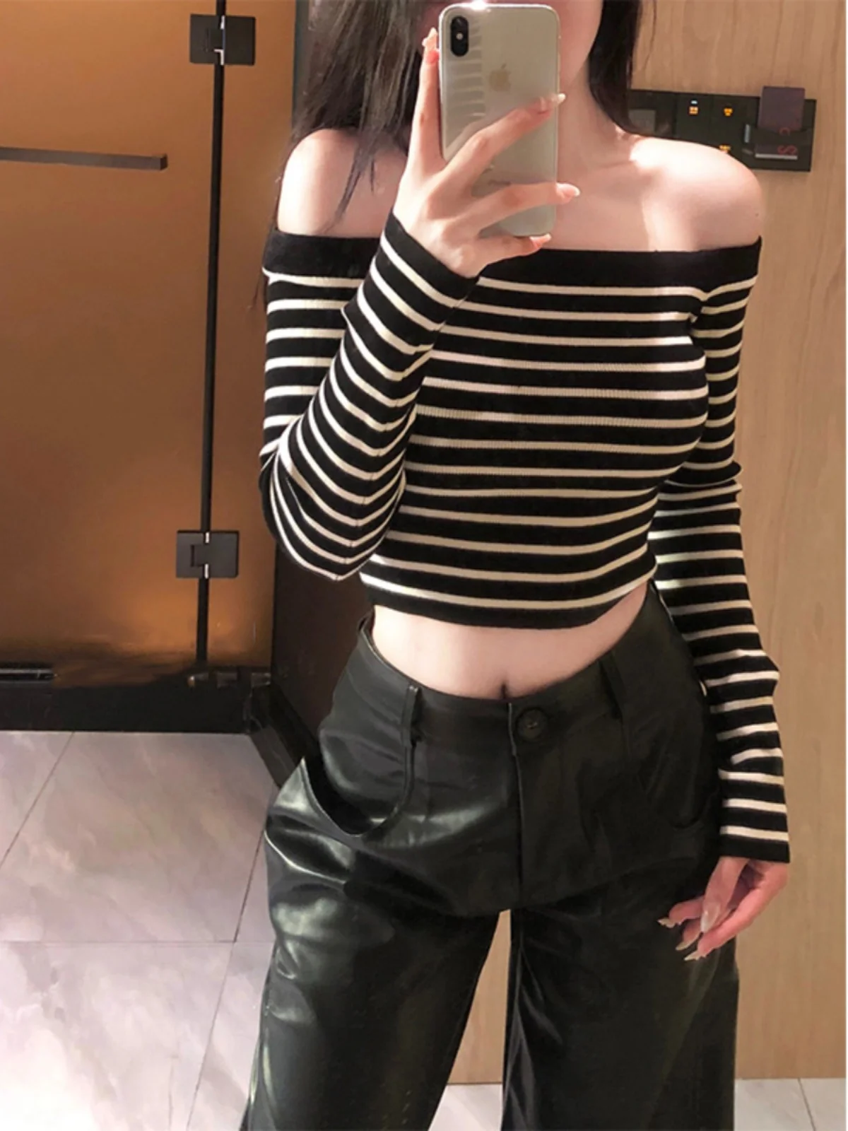 

Сексуальный женский топ с одним открытым плечом, в полоску, с коротким рукавом, облегающий, для осени и зимы, базовая модель, внутренняя одежда