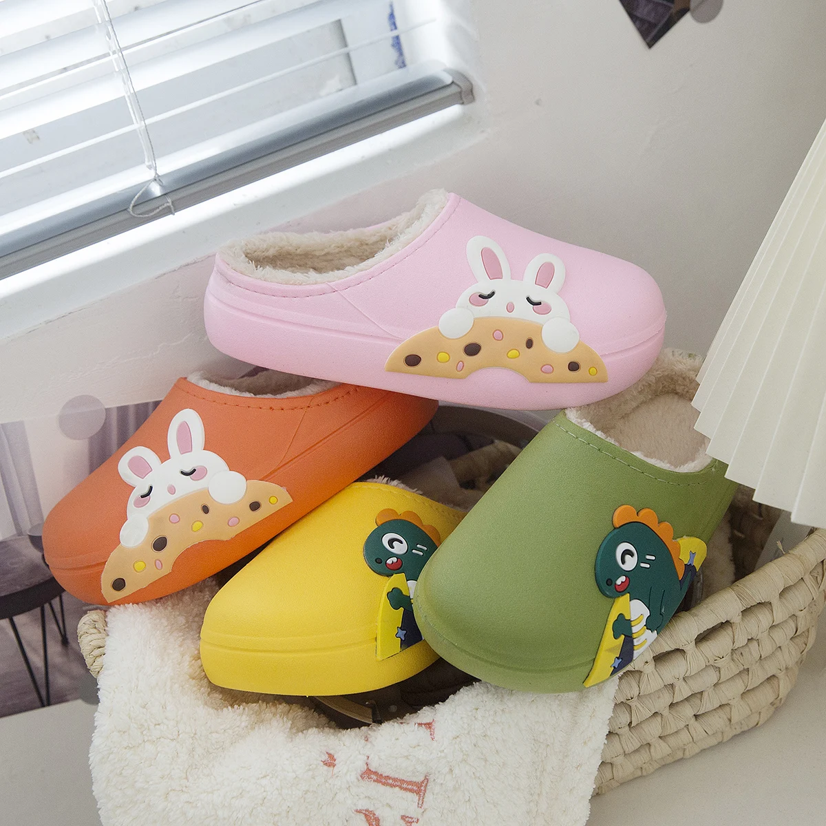 Simpatici cartoni animati per ragazzi e ragazze, scarpe in cotone per la casa, dinosauro, pantofole primaverili e autunnali per bambini, nuovo stile per la schiena del bambino