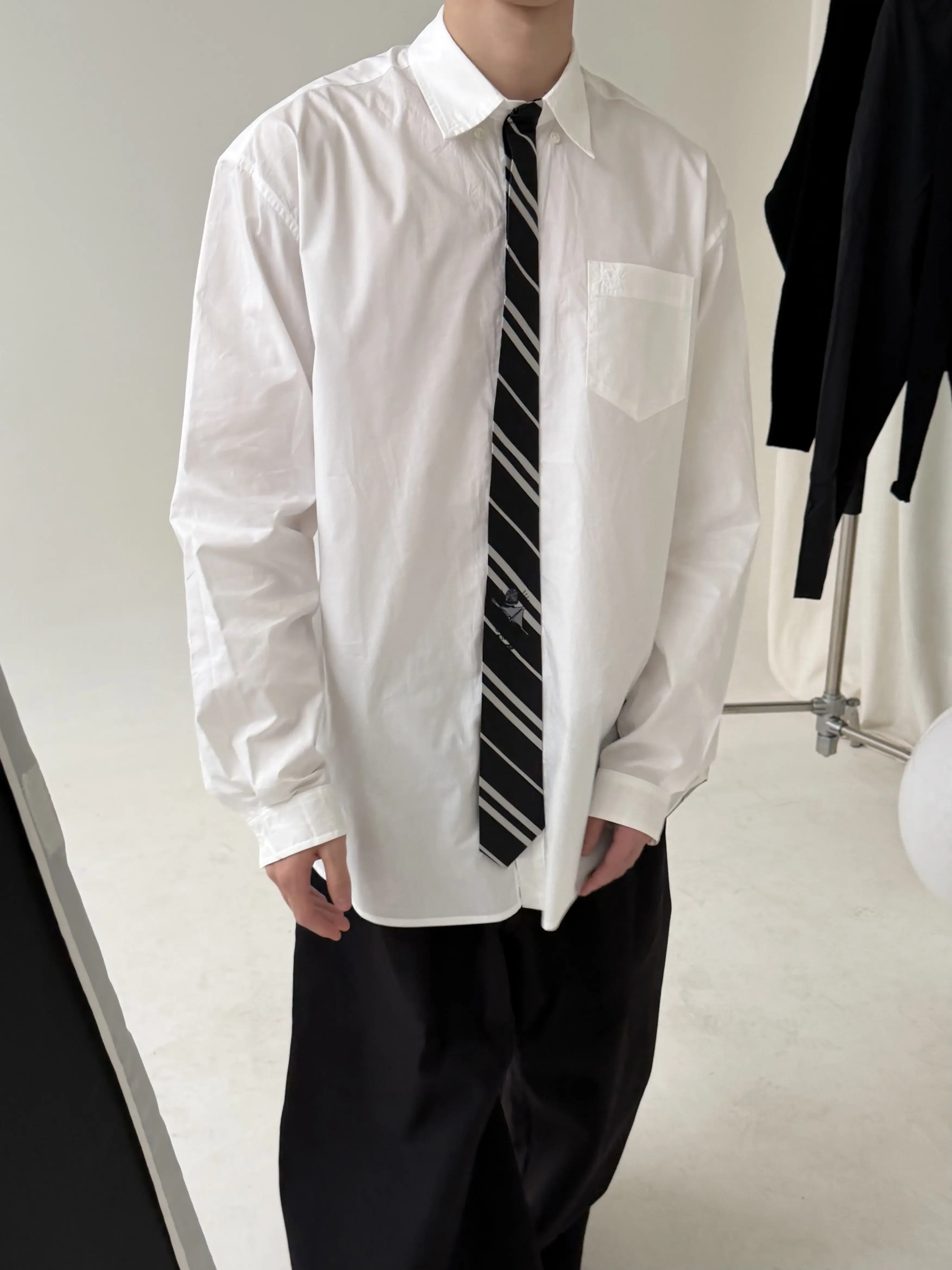 

Exclusive VET silhouette shoulder-down embroidered vintage striped tie shirt