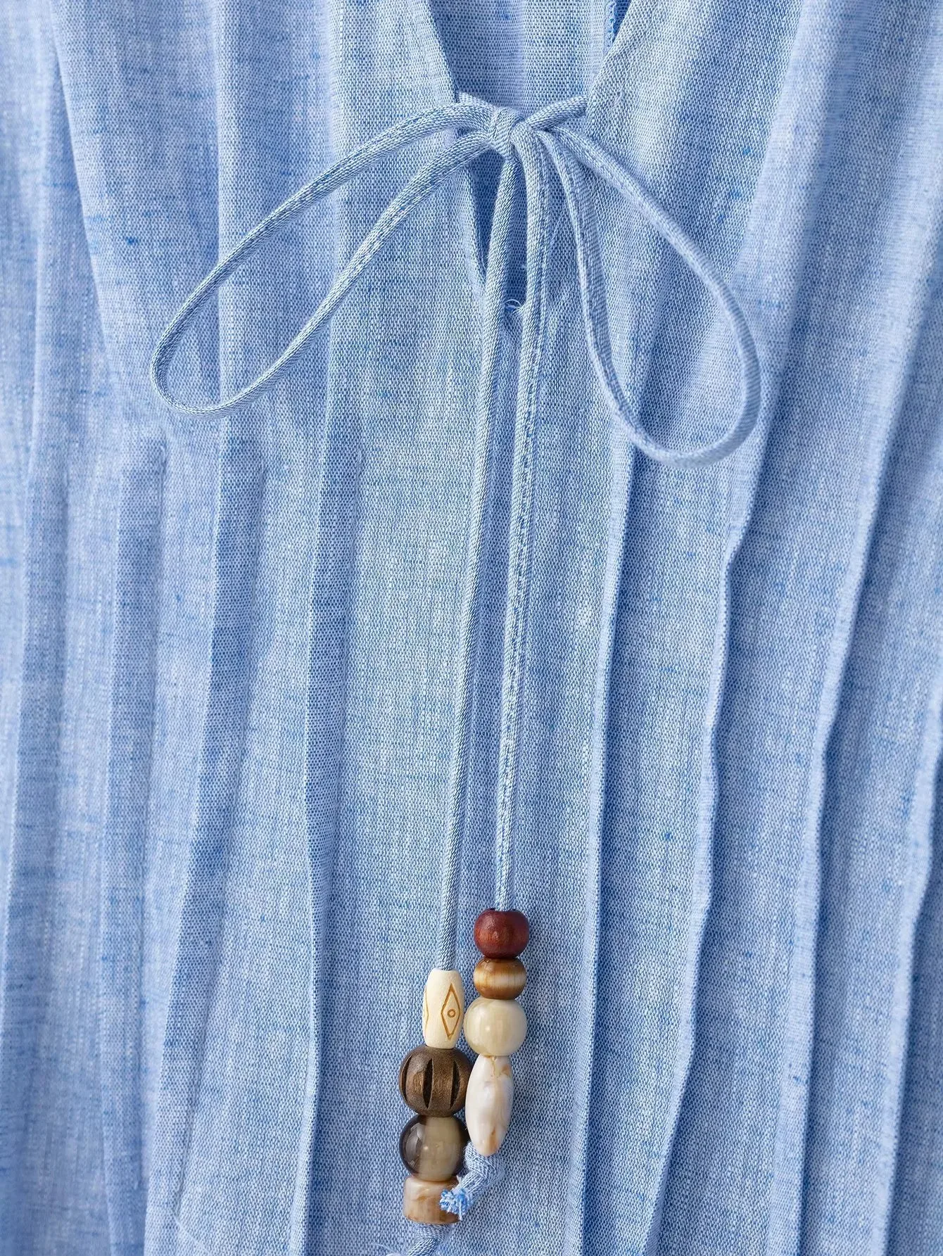 Damenmode Ärmelloses Midikleid mit tiefem V-Ausschnitt, Kordelzug, Perlen und plissierter Taille, Sommerliches, lässiges A-Linien-Maxikleid für Damen. – Detail 8