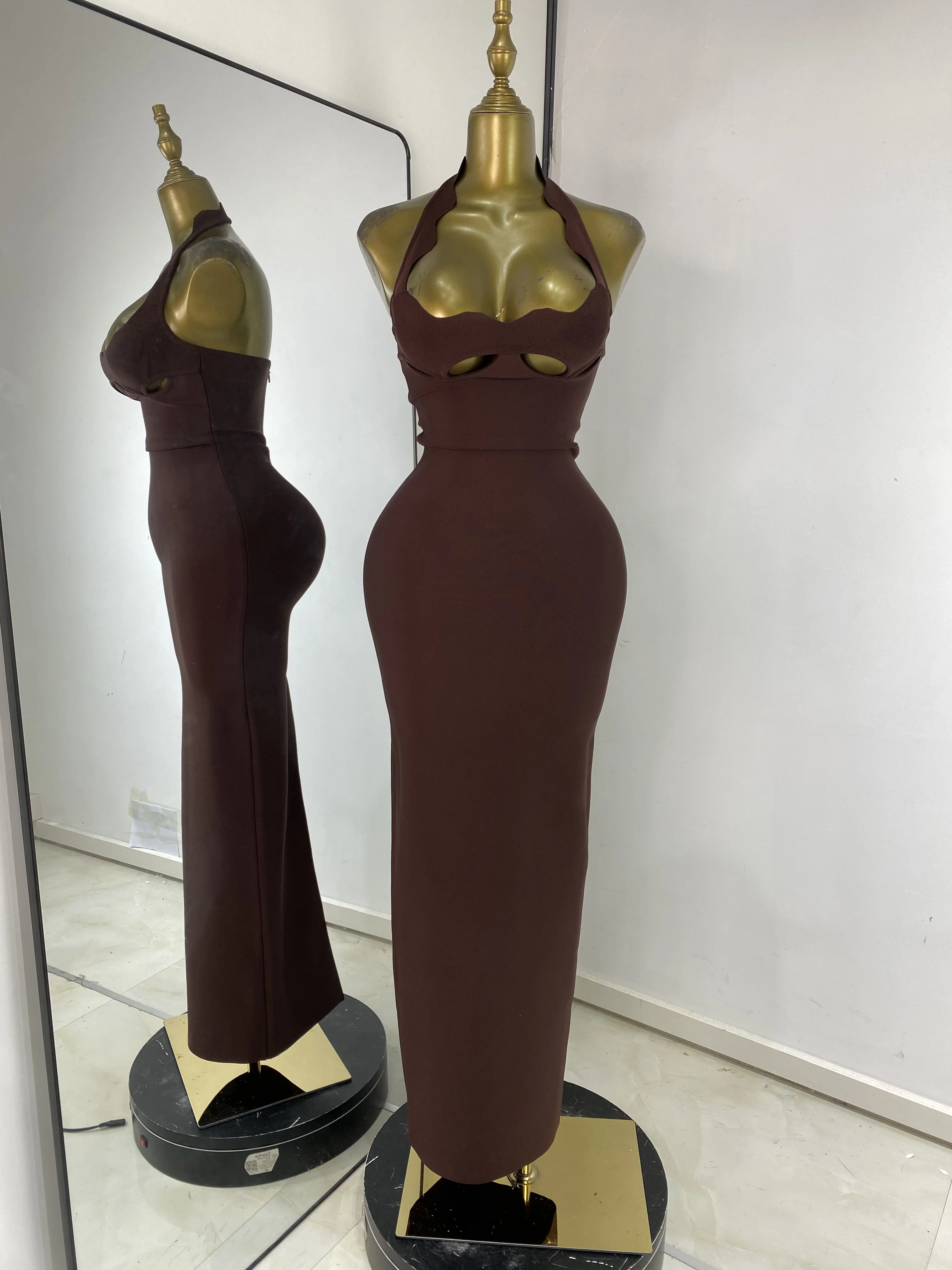 فستان نسائي فاخر أنيق بأشرطة منحني مع رسن بدون ظهر وفتحة بوستير فساتين طويلة بنية مرنة للمشاهير والحفلات المسائية