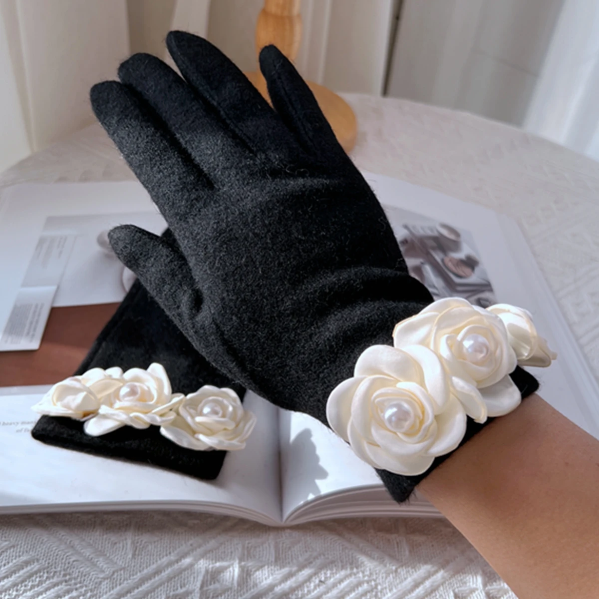 Autumn And Winter Fashion Gloves For Women Elegant Brand Flower Touch Screen Mittens Female Outdoor Daily Wear guantes