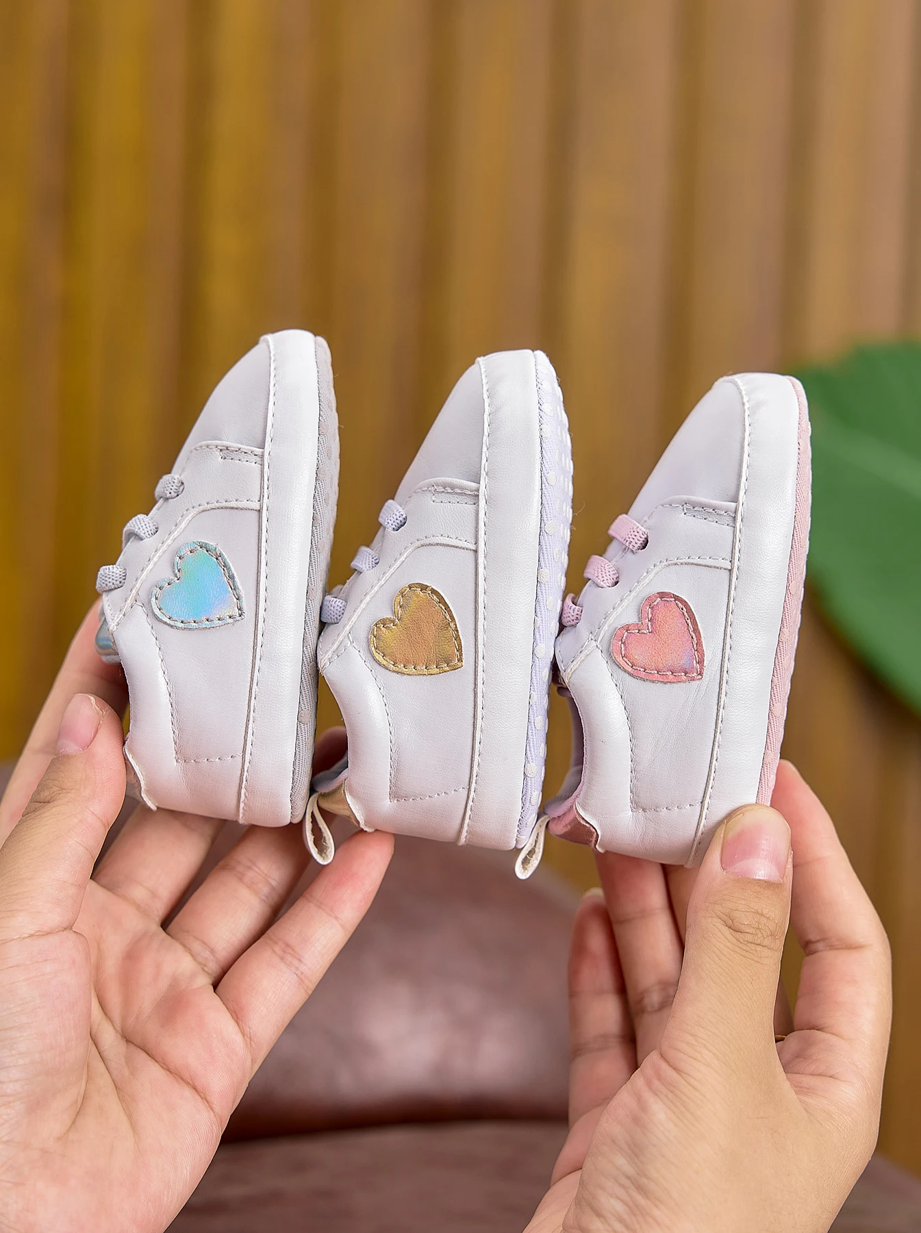 Spring and Autumn Season White Shoes for Babies Aged 0-1, with Colorful Heart Decorations, Soft-Soled Baby Walking Shoes