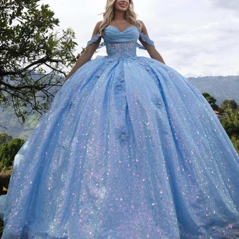 Maßgeschneidertes, glänzendes, schulterfreies Quinceanera-Kleid in Babyblau, Tüll-Kristall, 3D-Blumen-Schichtung, Applikation, Vestidos de 15 Quinceanera