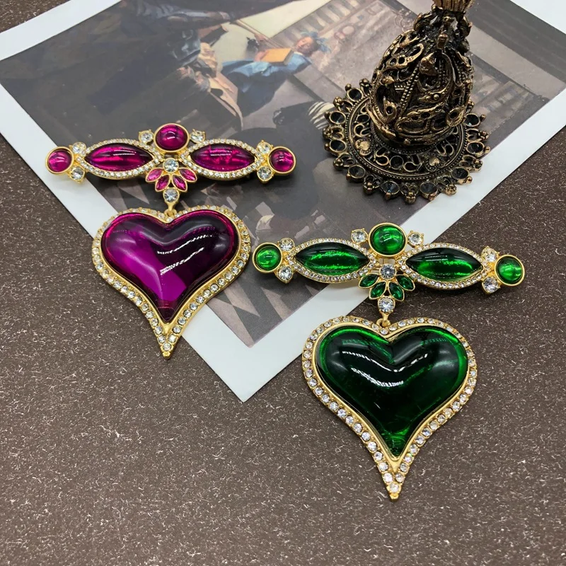 Medieval Glazed Love Diamond Brooch Autumn and Winter Fashion Versatile Brooch Pin