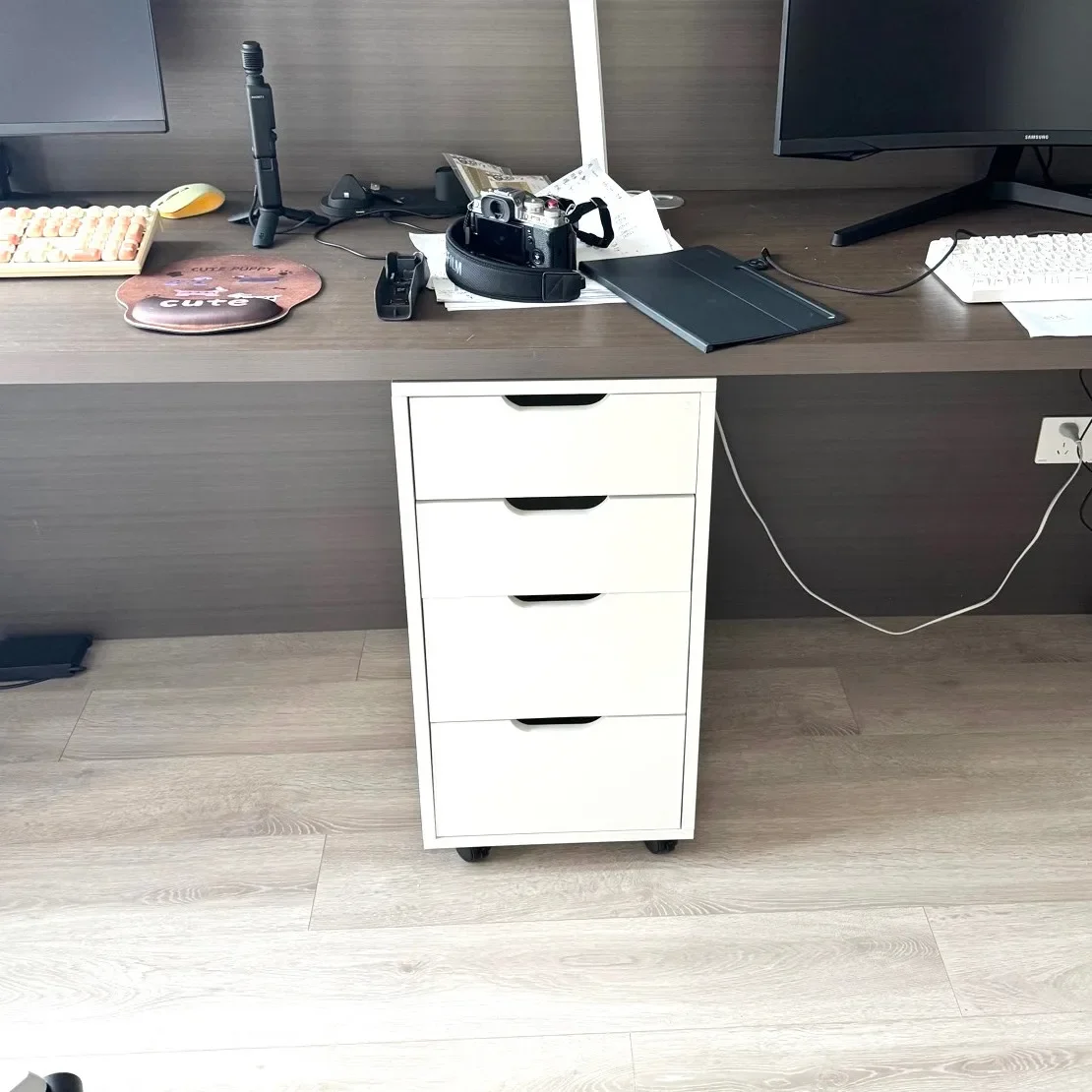 Mobile solid wood chest of drawers, under the desk, there are chests of drawers, file storage cabinets, storage and multi-layer