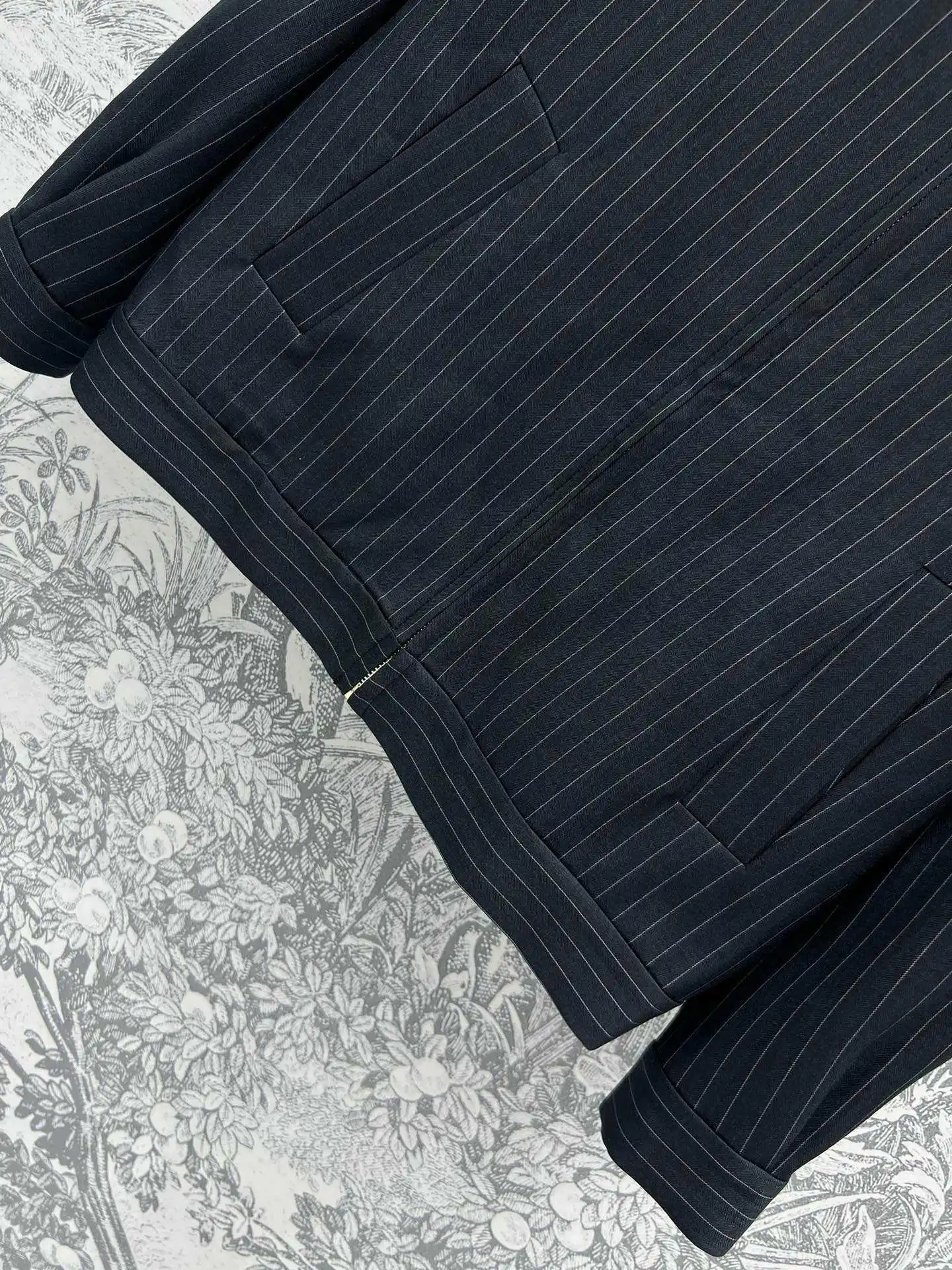 24 new black striped series suit jacket for commuting and leisure