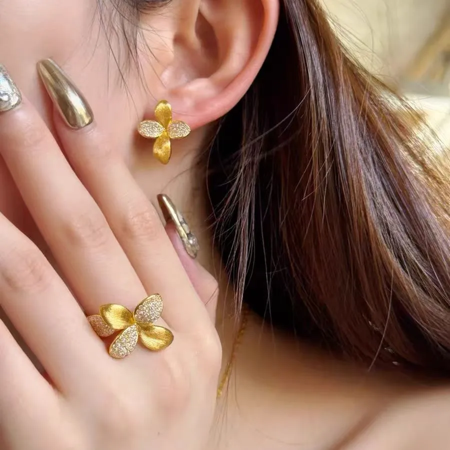 

Fahsion 18k Gold Color Lily Four Leaf Petal Necklace for Women Bride Birthday Wedding Engagement Party Fine Jewelry Sets Gifts