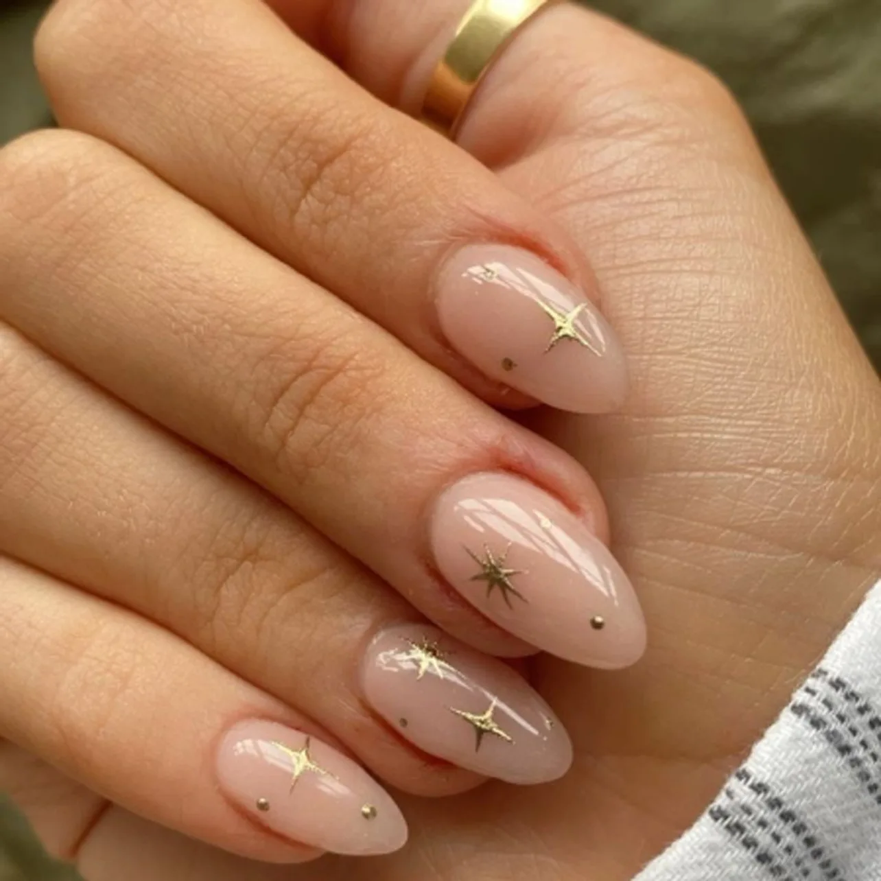 

24Pcs Short Almond False Nails with Metal Starburst Design Press on Fake Nails Simple Wearable Artificial Full Cover Nails Tips